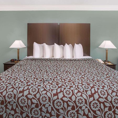 Days Inn By Wyndham Crowley Bagian luar foto