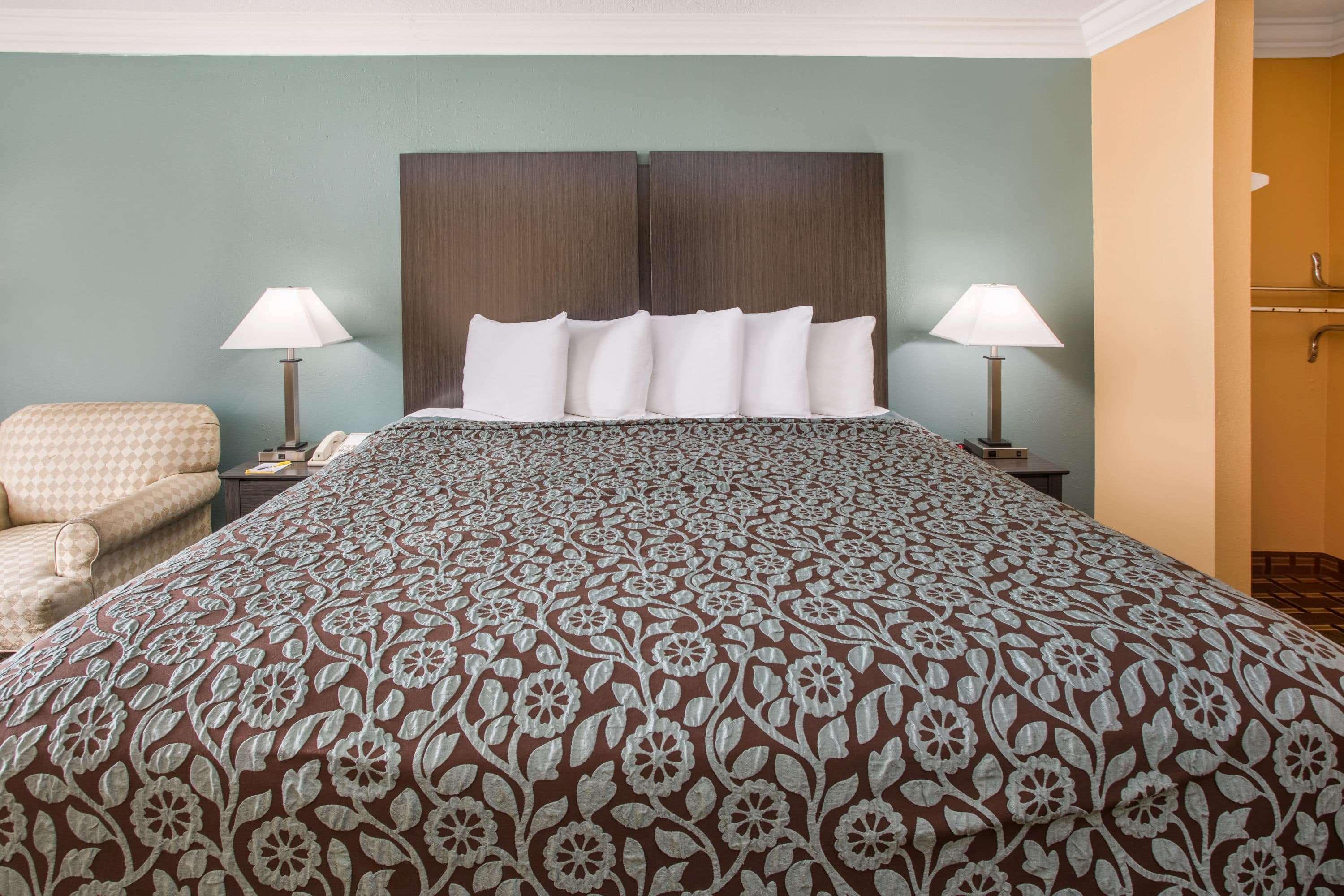 Days Inn By Wyndham Crowley Bagian luar foto